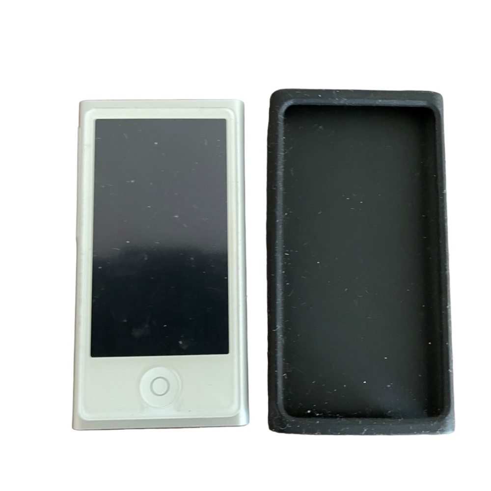 Apple A1446 Silver iPod Nano 7th Generation With Case